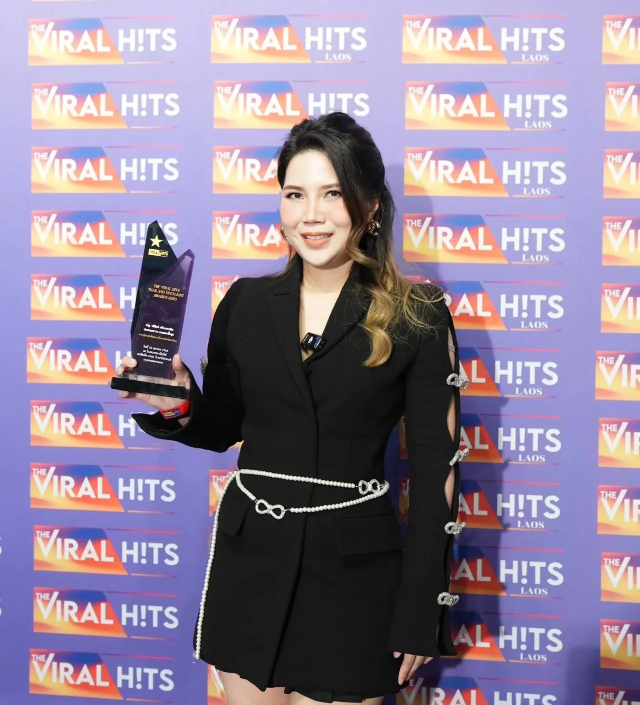 微丽来 Waleerat 获得 The Viral Hits Thailand Spotlight Awards 2025 杰出网络媒体影响力人物奖杯