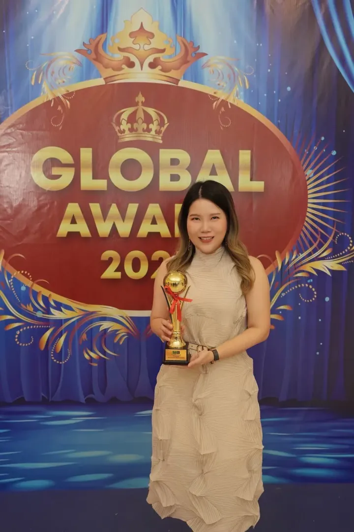 Dr. Waleerat Thaweebanchongsin receiving Global Super Woman 2025 award
