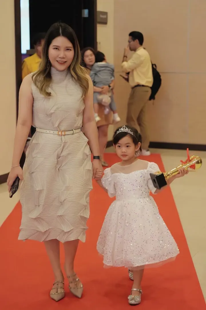 Dr. Waleerat on red carpet at Global Award 2025 with daughter