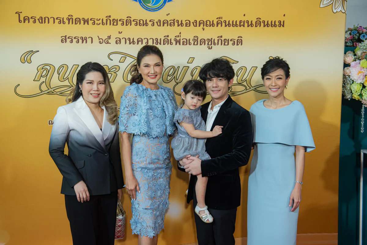 Dr. Waleerat with family and guests at the 2023 Khon Haeng Phaen Din ceremony