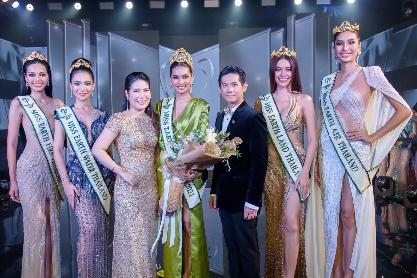 Dr. Waleerat and Witsarut Krimthungthong with the Miss Earth Thailand 2021 titleholders on the final stage