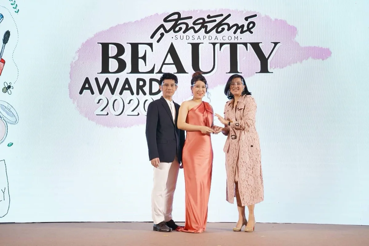 Dr. Waleerat on stage at Sudsapda Beauty Awards 2020