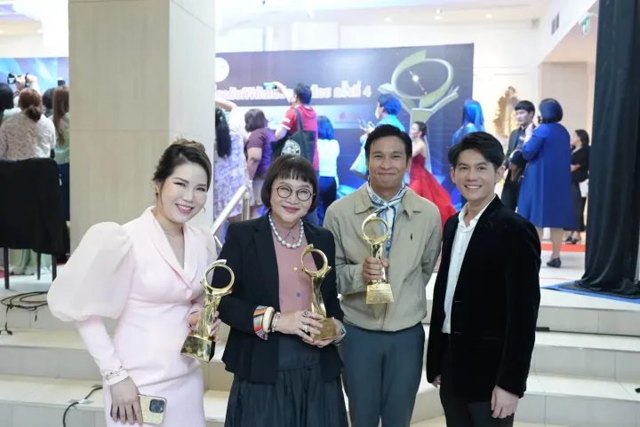 Dr. Waleerat with Thai celebrities at Thailand Digital Awards 2022