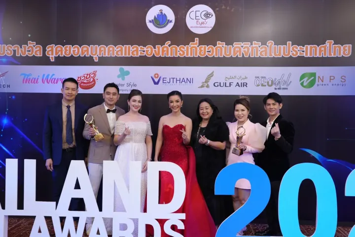 Dr. Waleerat on Thailand Digital Awards 2022 stage with celebrities
