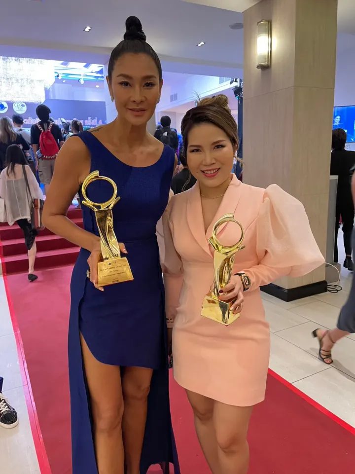 Dr. Waleerat with Thai celebrity holding Thailand Digital Awards 2022 trophy