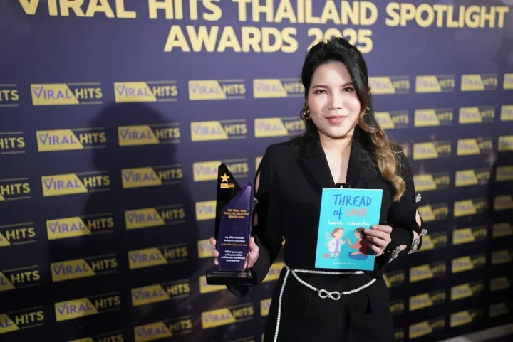 Dr. Waleerat with Thread of Love book at Viral Hits Thailand Spotlight Awards 2025