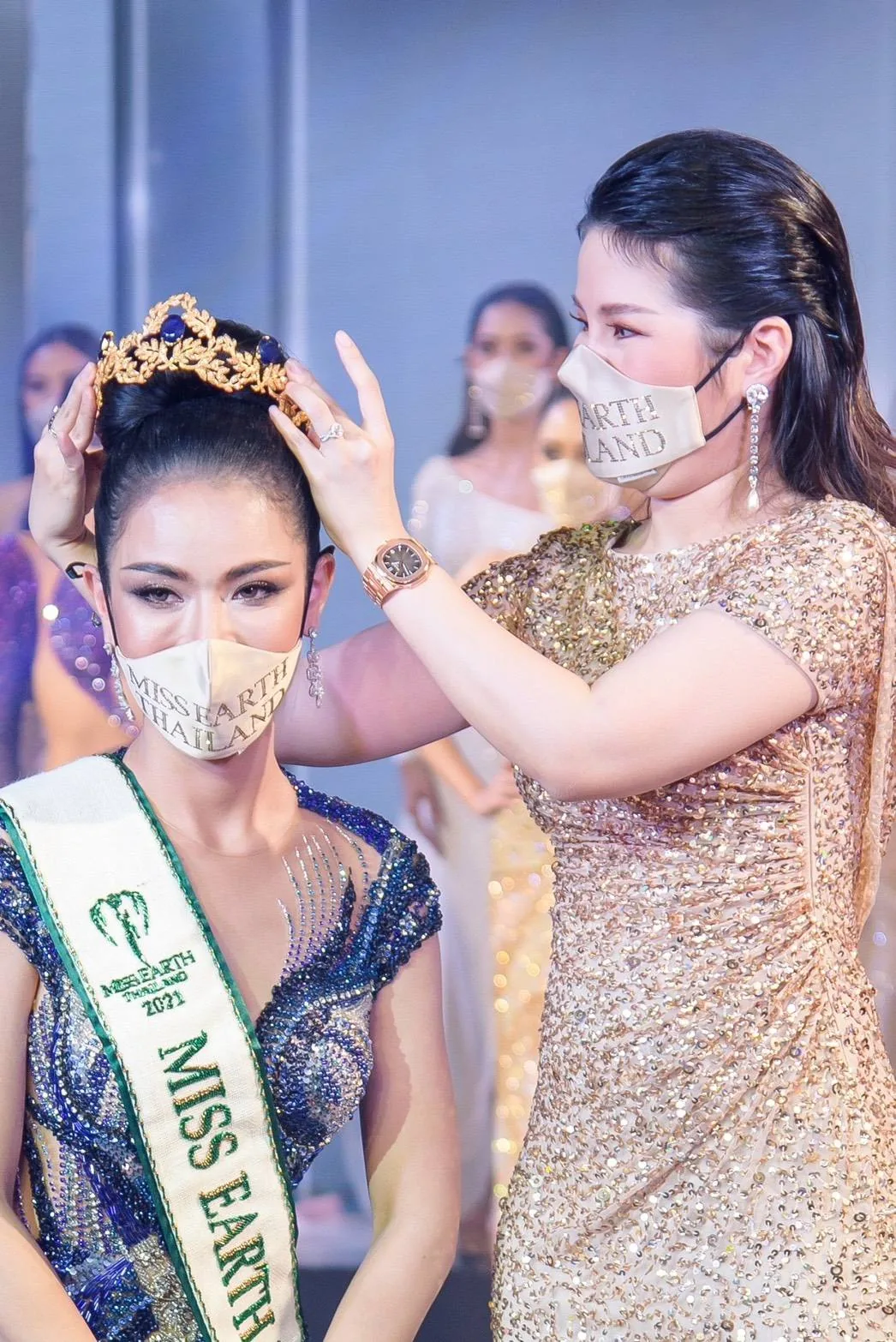 Dr. Waleerat Thaweebanchongsin (Dr. Gwang) crowning the winner of Miss Earth Thailand 2021 as Director of the Water Crown